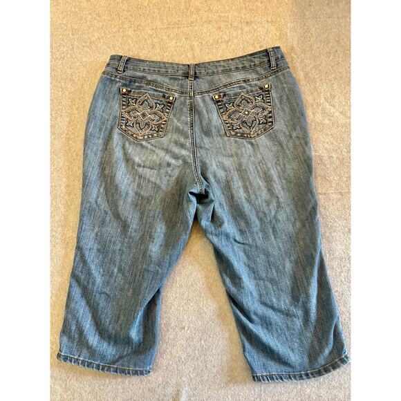 C est 1946 Denim Capri Jeans Women's size 16 Blue Medium Wash Stretchy Comfy - Picture 8 of 15
